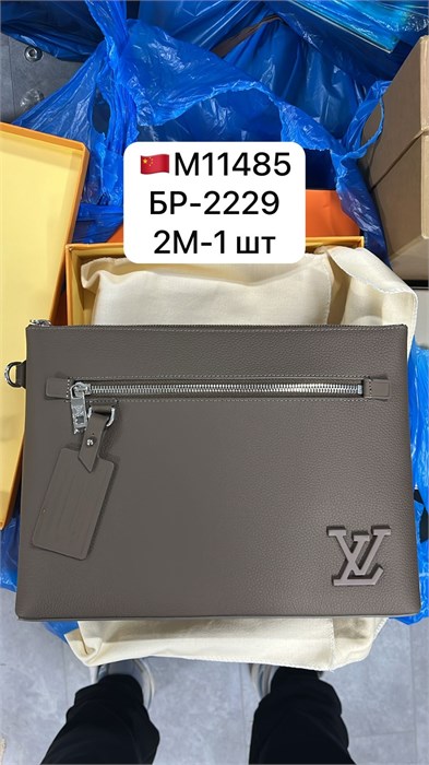 LV папка серая того с металлическим лого в цвет и хлястиком БР-2229