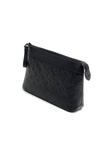 LV борсетка клатч Pochette Voyage Souple из черной кожи с тиснением монограмма БР-2610