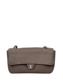 {{photo.Alt || photo.Description || 'CHANEL сумка Maxi Flap 32 см кожа того коричневая маленькая серебро'}}