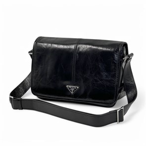 PRADA мессенджер черный из мягкой кожи с глянцевой отделкой с клапаном МС-1909