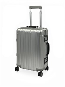 {{photo.Alt || photo.Description || 'RIMOWA 50 см чемодан серебро с черной пластиковой ручкой алюминий'}}