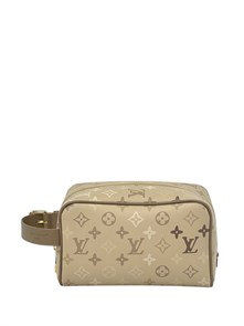 {{photo.Alt || photo.Description || 'LV несессер Dopp Kit 1 молнии ручка сбоку канва монограмма бежевый'}}