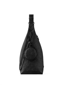{{photo.Alt || photo.Description || 'LV слинг Duo из черной тисненной кожи монограмма'}}