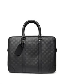 {{photo.Alt || photo.Description || 'LV портфель Voyage с ремнем черная кожа шашка выпуклая рифленая и гладкая кармашек сбоку между кожаными ремнями'}}