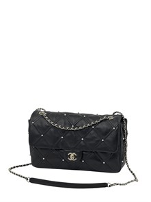 {{photo.Alt || photo.Description || 'CHANEL сумка черная гладкая кожа в клетку с бусами на золоте'}}