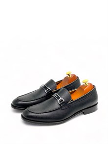 {{photo.Alt || photo.Description || 'PRADA  лоферы из кожи сафьяна черного цвета с прямоугольным лого на перемычке'}}