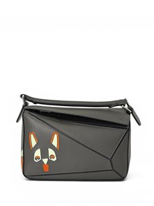 {{photo.Alt || photo.Description || 'LOEWE сумка Puzzle гладкая кожа серая серебро 24 см с собакой'}}