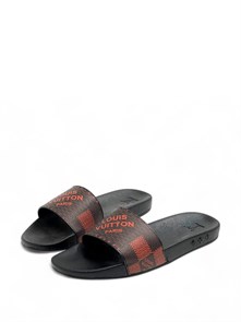 {{photo.Alt || photo.Description || 'LV шлепанцы черные с оранжевой большой надписью Louis Vuitton'}}
