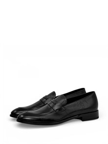 {{photo.Alt || photo.Description || 'Berluti лоферы с перемычкой и фирменным узором бренда на кожаной подошве'}}