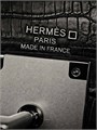 HERMES слинг черного цвета из кожи крокодила с 2 хлястиками и фирменным замком СЛ-2550