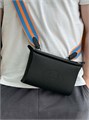 HERMES мессенджер кожа того с перфорированным логотипом черный с голубым ремнем МС-01476