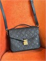 LV сумка Pochette Metis кожа черная монограмм золото СК-00708