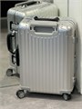 RIMOWA 50 см чемодан серебро с черной пластиковой ручкой алюминий ЧМ-00962