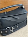LOEWE сумка Puzzle гладкая черная кожа ремень по кругу СК-9909