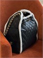 CHANEL сумка большая с белым мехом гладкая кожа черная золото СК-01035