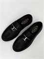 TODS Лоферы черные с перемычкой и буквой Т в серебре на толстой шипованной подошве ОК-2133