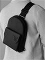 LV слинг Pilot из телячьей кожи черного цвета с передним карманом на клапане СЛ-1100