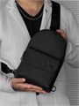 LV слинг Pilot из телячьей кожи черного цвета с передним карманом на клапане СЛ-1100