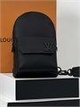 LV слинг Pilot из телячьей кожи черного цвета с передним карманом на клапане СЛ-1100