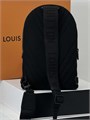 LV слинг Pilot из телячьей кожи черного цвета с передним карманом на клапане СЛ-1100