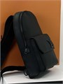 LV слинг Pilot из телячьей кожи черного цвета с передним карманом на клапане СЛ-1100