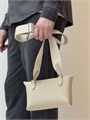 HERMES мессенджер конверт с перфорированной эмблемой бренда цвет молочный МС-0771