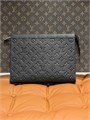 LV борсетка Pochette Voyage MM из черной кожи того с тиснением монограммы серебро БР-01316