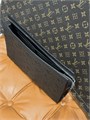 LV борсетка Pochette Voyage MM из черной кожи того с тиснением монограммы серебро БР-01316