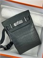 HERMES слинг графитового цвета из кожи крокодила с 2 хлястиками и фирменным замком СЛ-2548