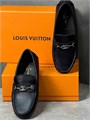 LV лоферы из черной кожи того с металлическим лого на перемычке ОК-2537